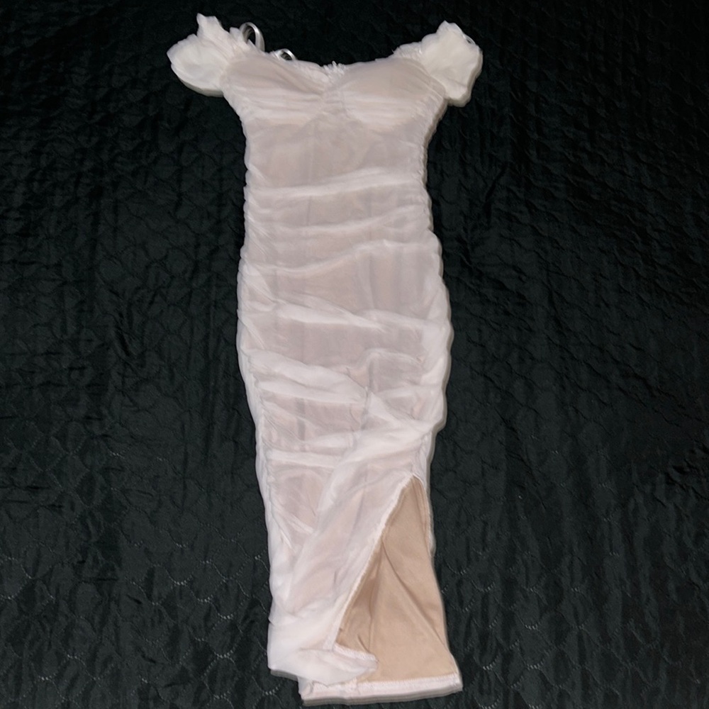 White off the shoulder dress with a small slit on the side size: S